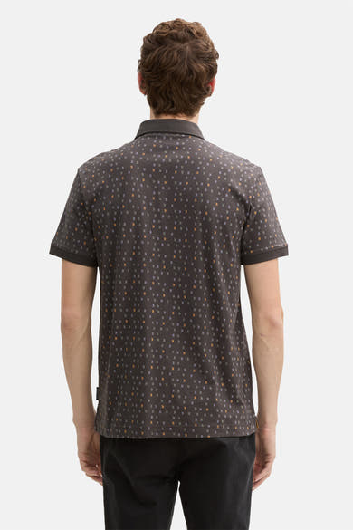 Grijze polo met korte mouwen van Tom Tailor, met all-over pijlenpatroon op een donkergrijze achtergrond, achterzijde.