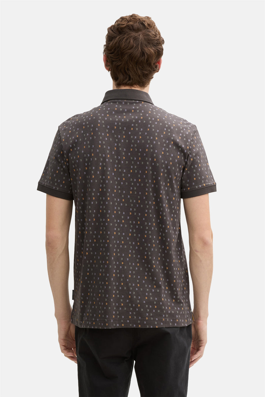 Grijze polo met korte mouwen van Tom Tailor, met all-over pijlenpatroon op een donkergrijze achtergrond, achterzijde.