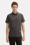Grijze polo met korte mouwen van Tom Tailor, versierd met een visgraatpatroon en gedragen met een zwarte broek.