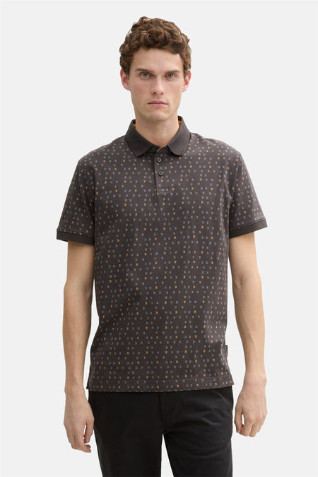 Grijze polo met korte mouwen van Tom Tailor, versierd met een visgraatpatroon en gedragen met een zwarte broek.