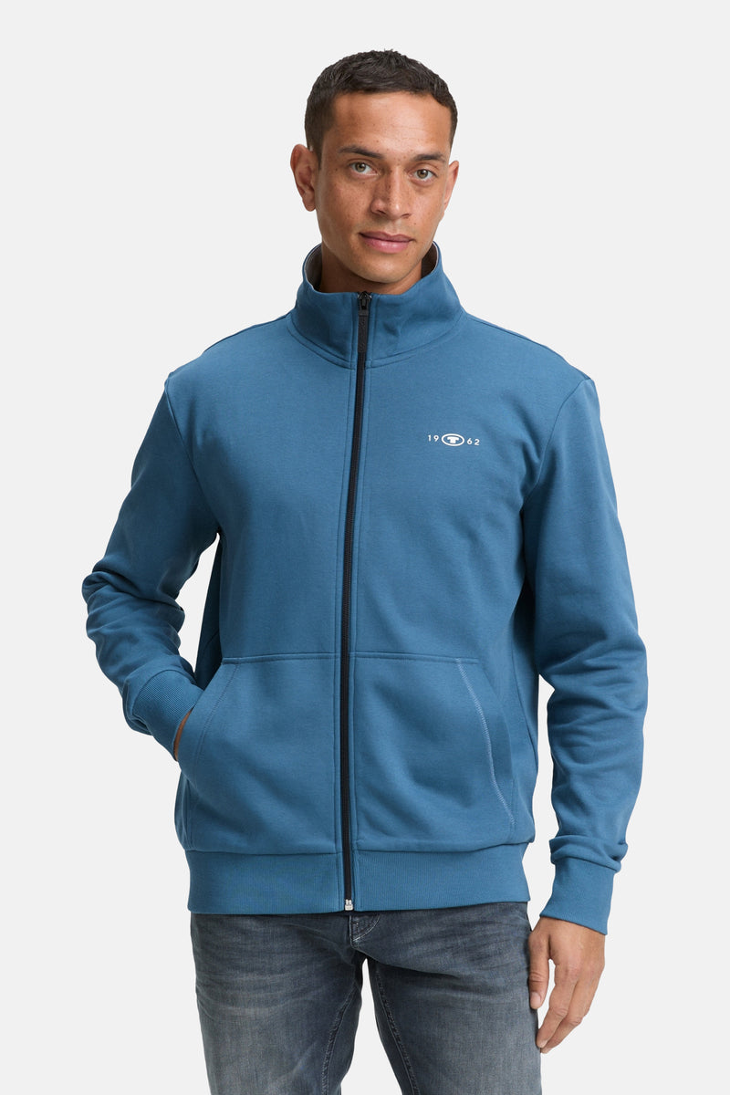 Turquoise Tom Tailor gilet met zwarte ritssluiting en voorzakken.