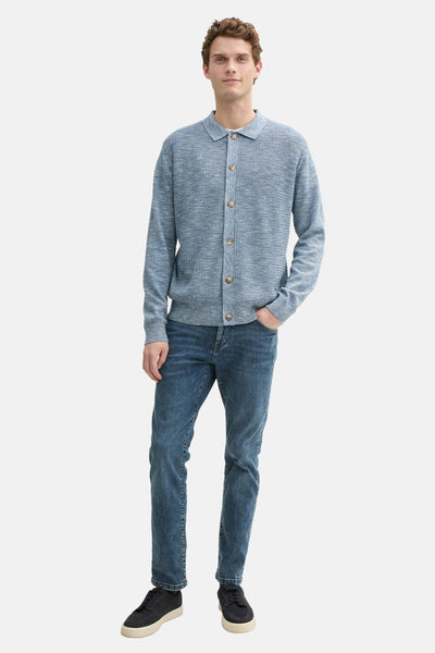 Blauwe Tom Tailor bodywarmer, met bruine knopen en gedragen met een spijkerbroek en casual schoenen.