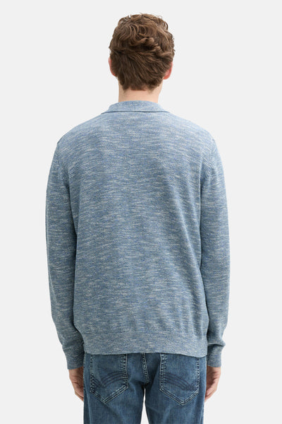 Blauwe Tom Tailor bodywarmer, gedragen met een spijkerbroek, achterkant.