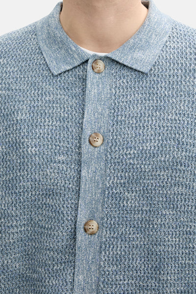 Gilet bleu en maille par Tom Tailor, avec fermeture boutonnée et col classique.