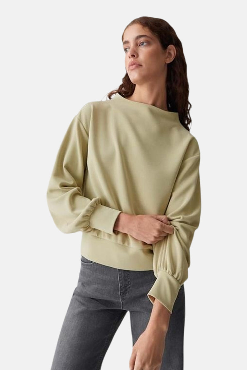Groene trui met opstaande kraag van OPUS, met lange mouwen, gedragen met een grijze jeans, achterzicht.
