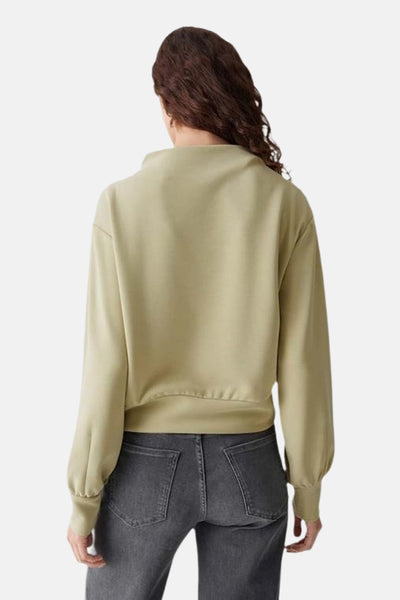 Sweat vert col montant par OPUS, avec manches longues, porté avec un jean gris, vue de dos.