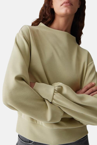 Groene sweater van OPUS, met lange pofmouwen en een opstaande ronde hals.