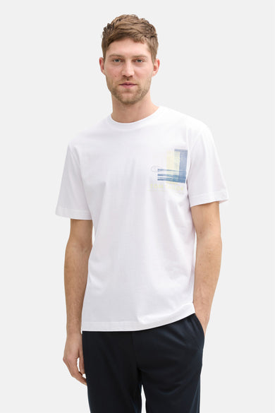 Witte korte mouw T-shirt van Tom Tailor, met een grafisch print op de borst, gedragen met een blauwe marinebroek.