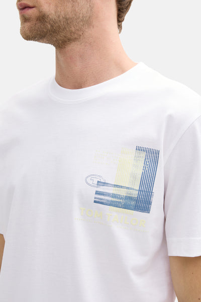 T-shirt blanc à manches courtes de Tom Tailor, orné d'un imprimé graphique texturé sur le devant.
