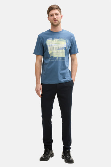 Blauw T-shirt met korte mouwen van Tom Tailor, met een grafische print, gedragen met een zwarte broek en schoenen.