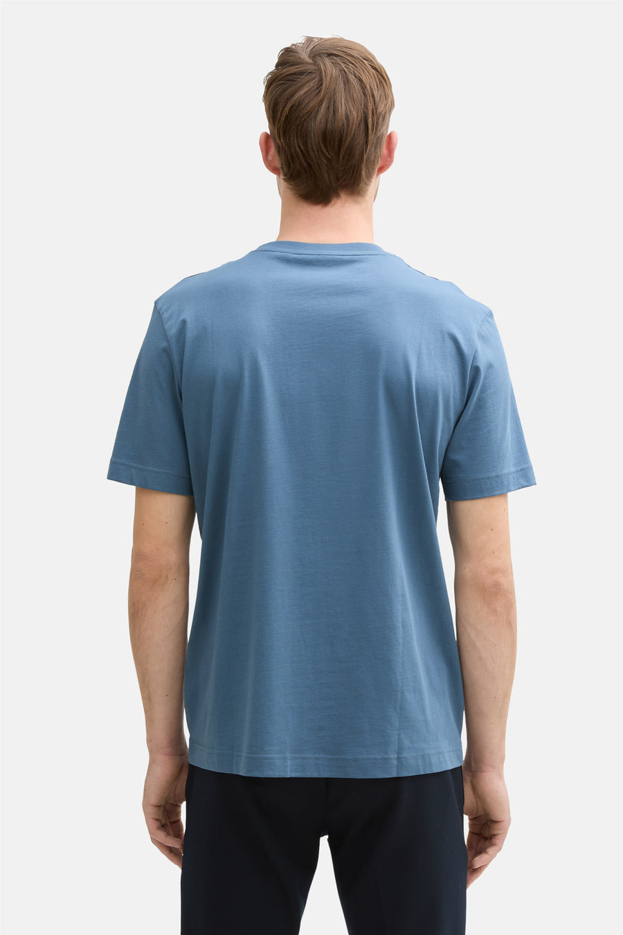 Blauw T-shirt met korte mouwen van Tom Tailor, van achteren gezien, gedragen met een zwarte broek.