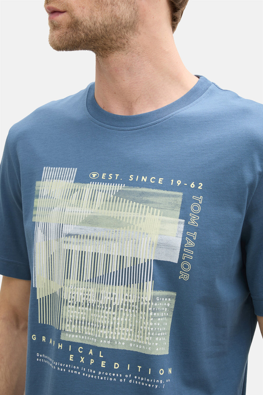 Blauw T-shirt met korte mouwen van Tom Tailor, met een abstract grafisch patroon en opschriften.