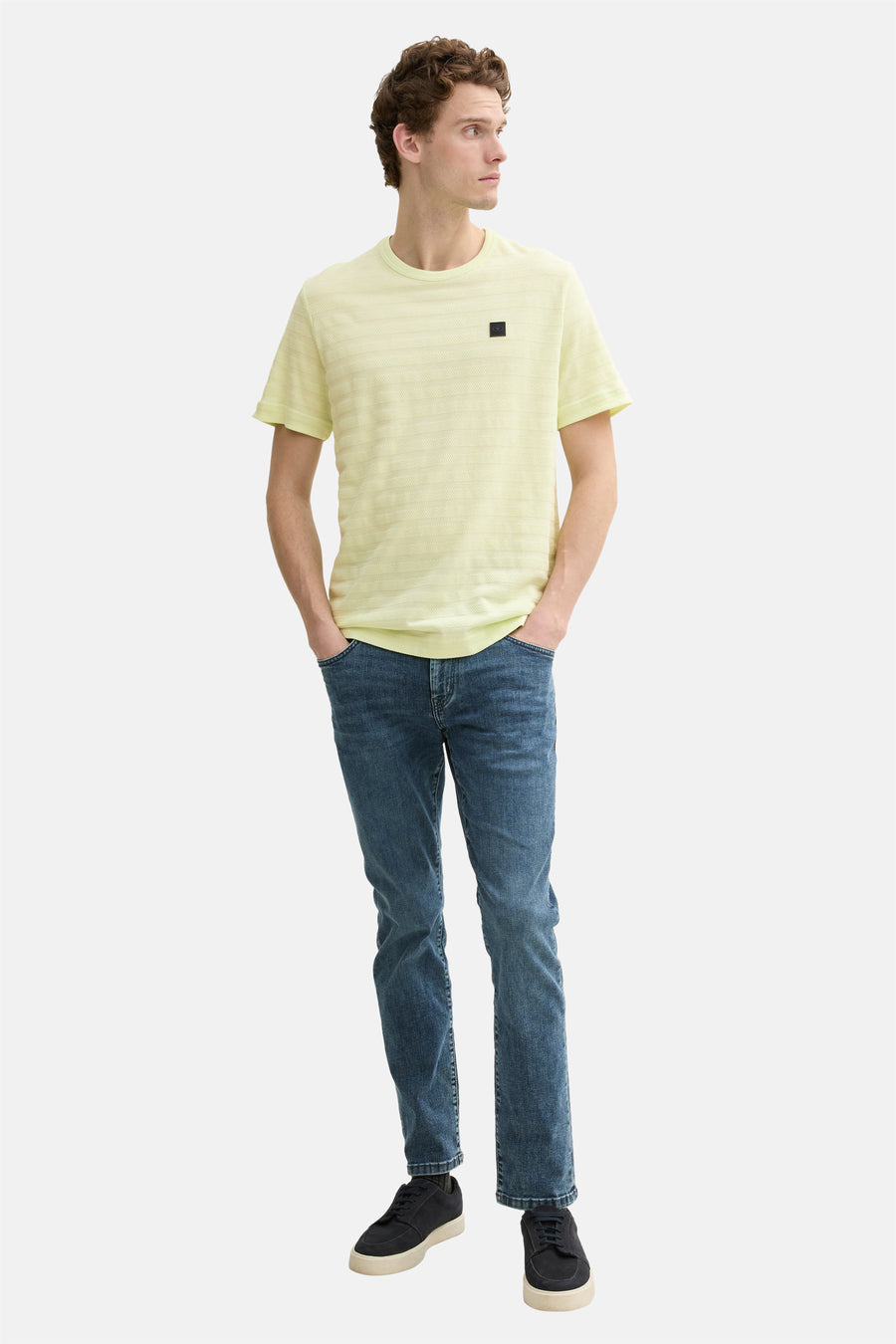 Groen T-shirt met korte mouwen van Tom Tailor, met horizontale strepen, gedragen met een spijkerbroek en zwarte schoenen.