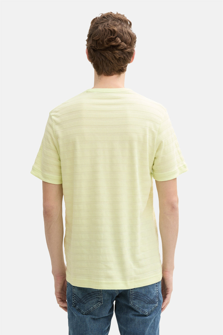 Groen T-shirt met korte mouwen van Tom Tailor, met getextureerde horizontale strepen, gedragen met een blauwe spijkerbroek, achtergezicht.