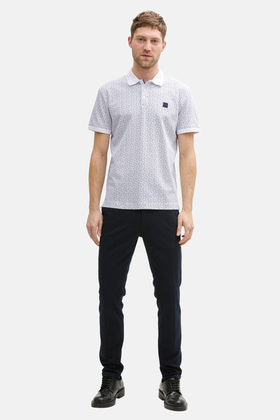 Wit poloshirt met korte mouwen van Tom Tailor, met subtiele print en zwarte chino broek.