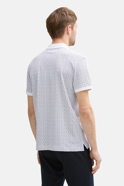 Wit poloshirt met grafische print van Tom Tailor, gedragen met een donkere broek, achtergezicht.