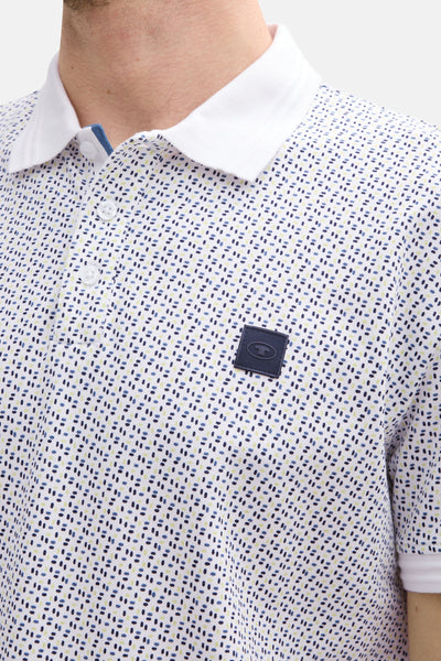 Polo à manches courtes blanc de Tom Tailor avec motif géométrique subtil et col blanc uni.