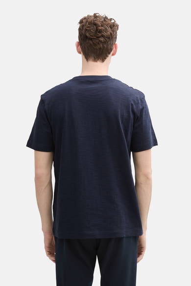 Donkerblauwe T-shirt met korte mouwen van Tom Tailor, achterkant, gedragen met een bijpassende broek.