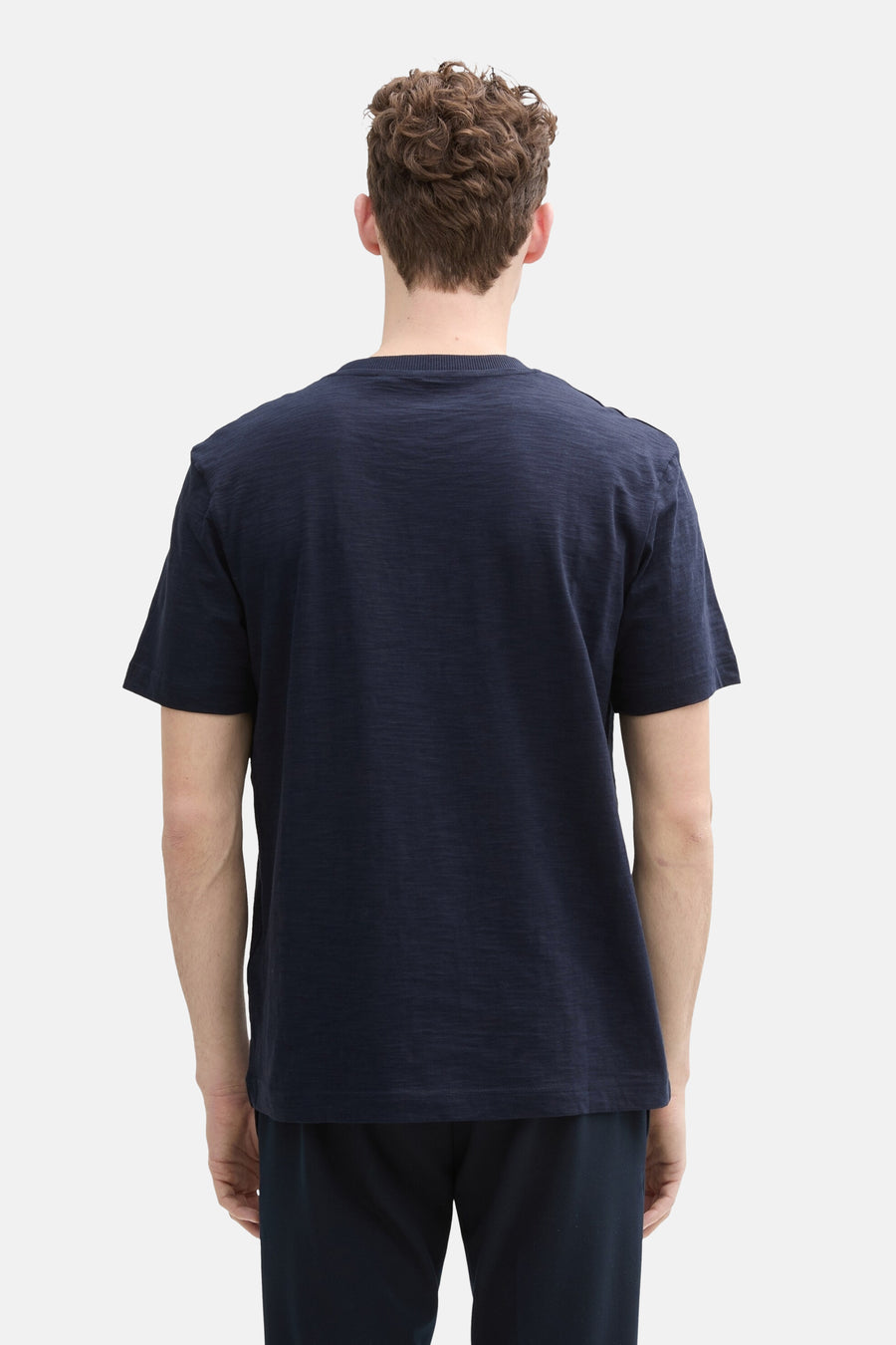 Donkerblauwe T-shirt met korte mouwen van Tom Tailor, achterkant, gedragen met een bijpassende broek.
