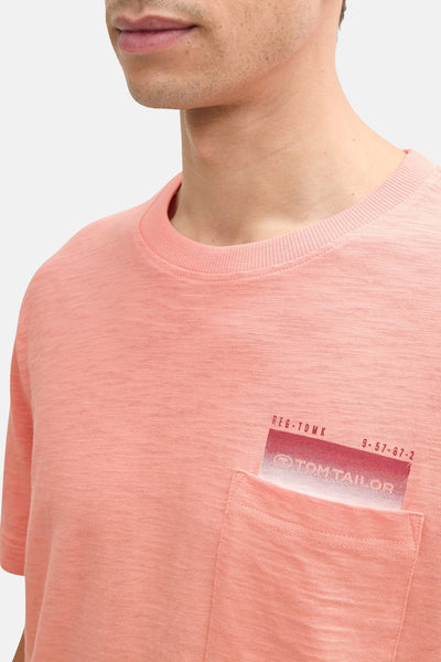 Koraalkleurig T-shirt met korte mouwen van Tom Tailor, met opgestikte borstzak met print.