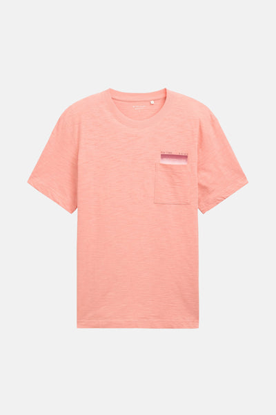 Koraalkleurig T-shirt met korte mouwen van Tom Tailor, met borstzak en opdruk op de voorkant.