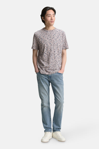 T-shirt à manches courtes multicolore de Tom Tailor, avec un motif chiné et porté avec un jean bleu décontracté.