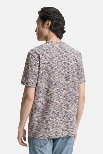 T-shirt multicolore à manches courtes de Tom Tailor, avec un motif chiné sur fond blanc, porté avec un jean.

