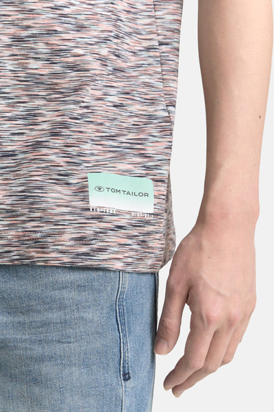 T-shirt à manches courtes multicolore de Tom Tailor, avec un motif chiné, porté avec un jean.
