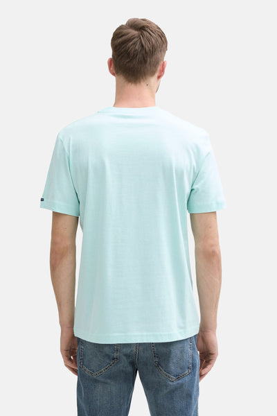 Turquoise T-shirt met korte mouwen van Tom Tailor, van achteren gezien, gedragen met een spijkerbroek.