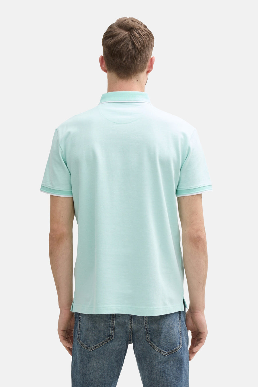 Mintgroen poloshirt met korte mouwen van Tom Tailor, met witte ribdetails, gedragen met een spijkerbroek. Achterzicht.