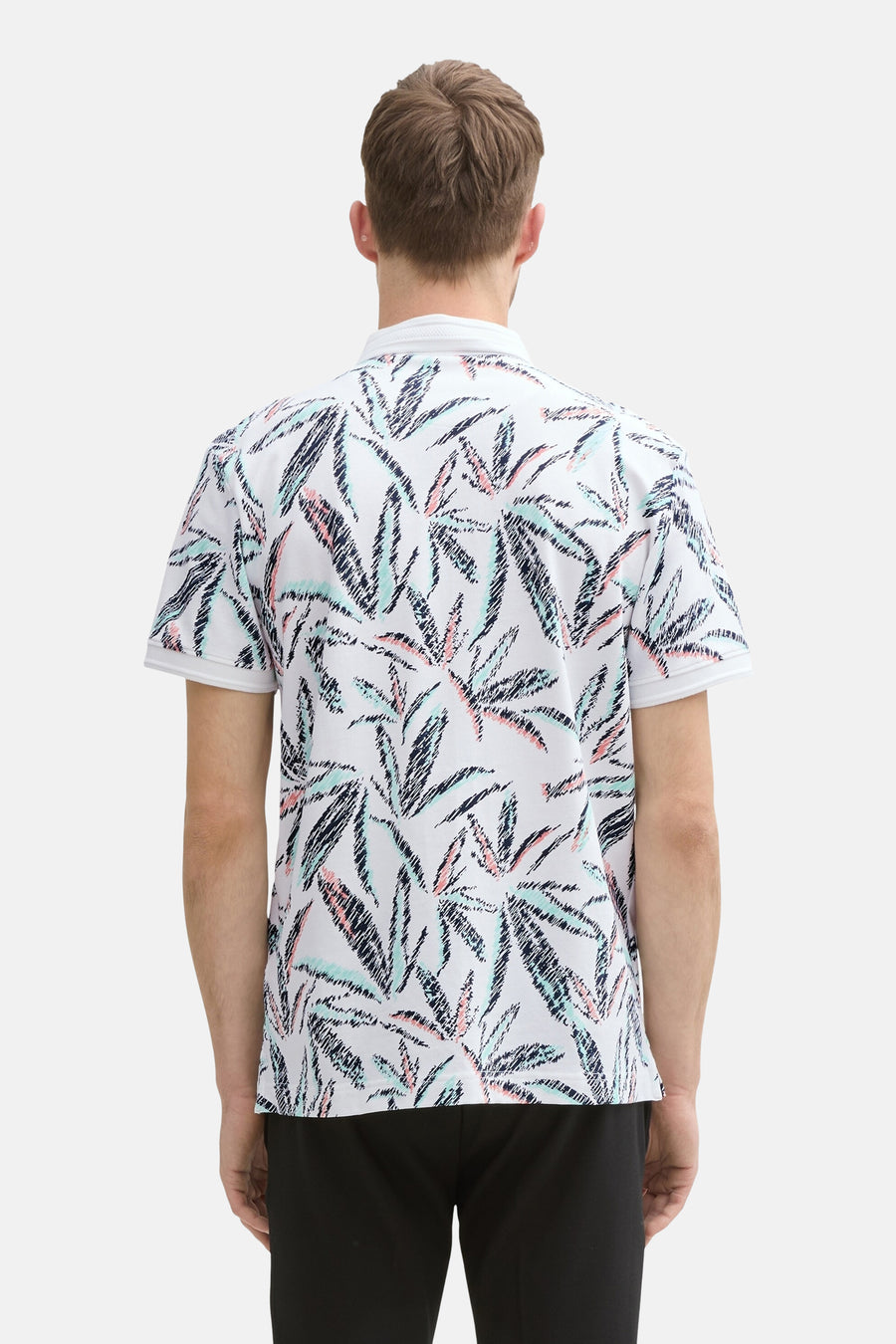 Polo multicolore à manches courtes de Tom Tailor, avec un motif à feuilles abstraites.