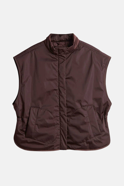 Veste sans manches rouge par OPUS, matelassée avec un col montant et des poches plaquées.