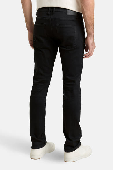 Jean droit noir de Tom Tailor, avec des poches arrière classiques et une coupe ajustée.