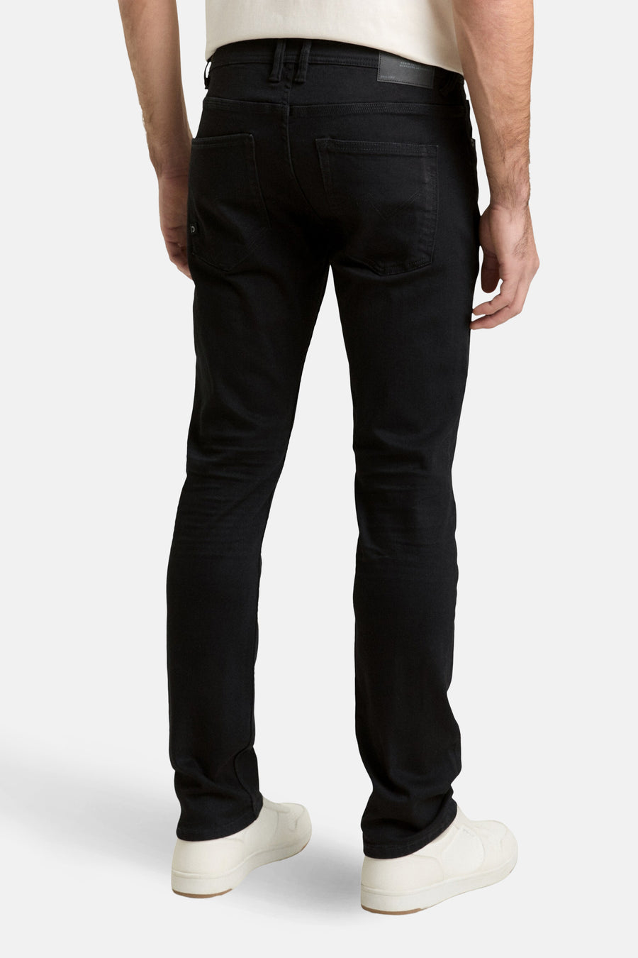 Jean droit noir de Tom Tailor, avec des poches arrière classiques et une coupe ajustée.