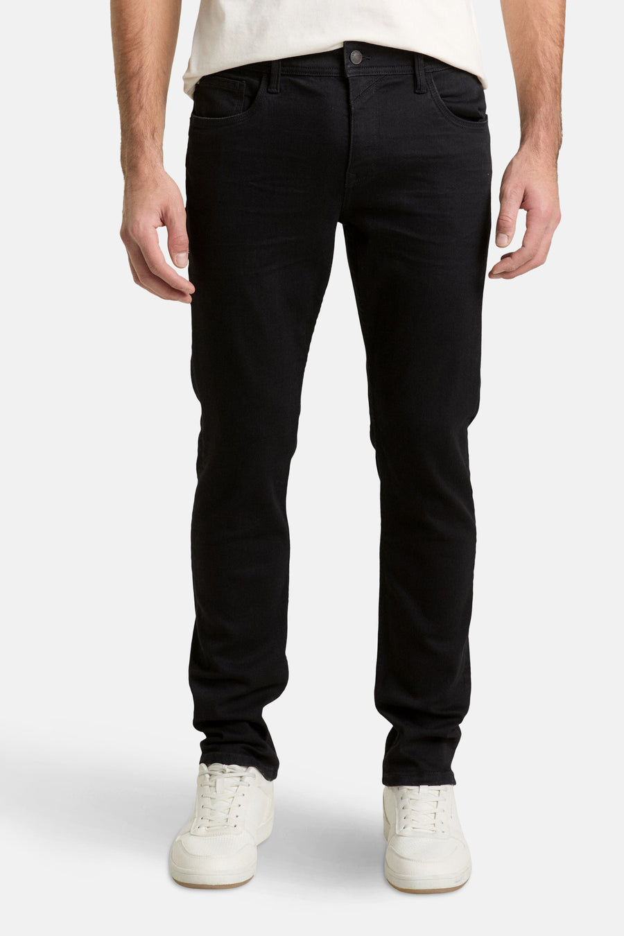 Zwarte rechte jeans van Tom Tailor, met klassieke achterzakken en een nauwsluitende pasvorm.