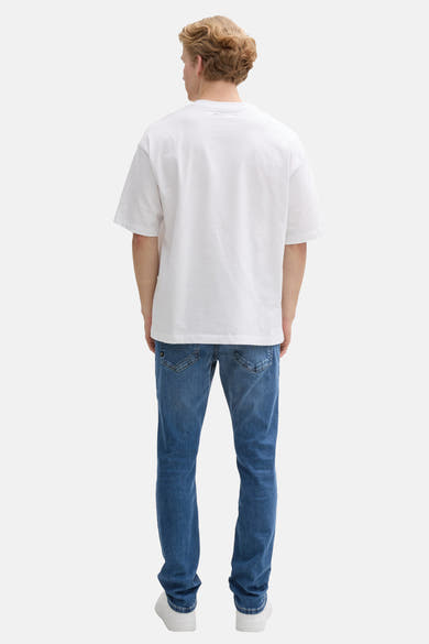 Tom Tailor middellange blauwe rechte jeans, gedragen met een wit T-shirt en witte sneakers, achtergezicht.