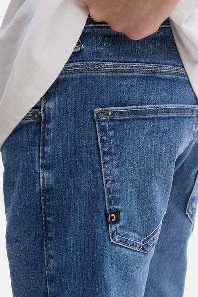 Rechte blauwe denim jeans van Tom Tailor, achterzakdetail met logo.