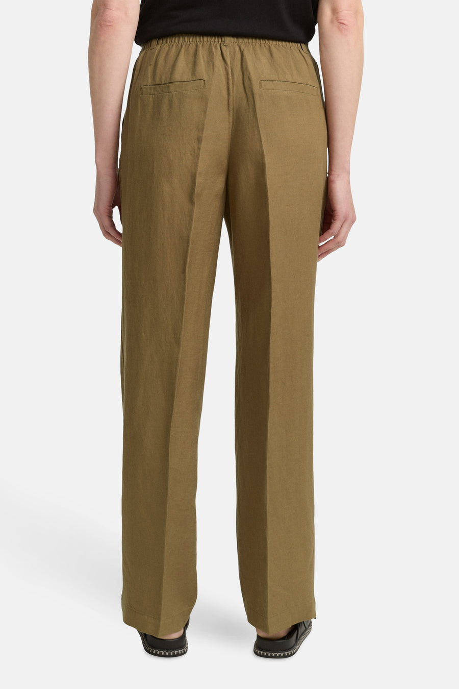 Pantalon kaki décontracté de Tom Tailor, avec poches arrière et ourlet simple.