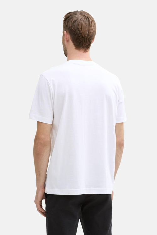 T-shirt blanc de Tom Tailor, vu de dos, porté avec un pantalon noir.