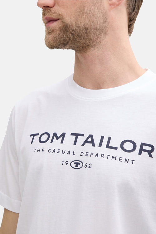 T-shirt blanc à manches courtes de Tom Tailor, avec un logo imprimé sur le devant.