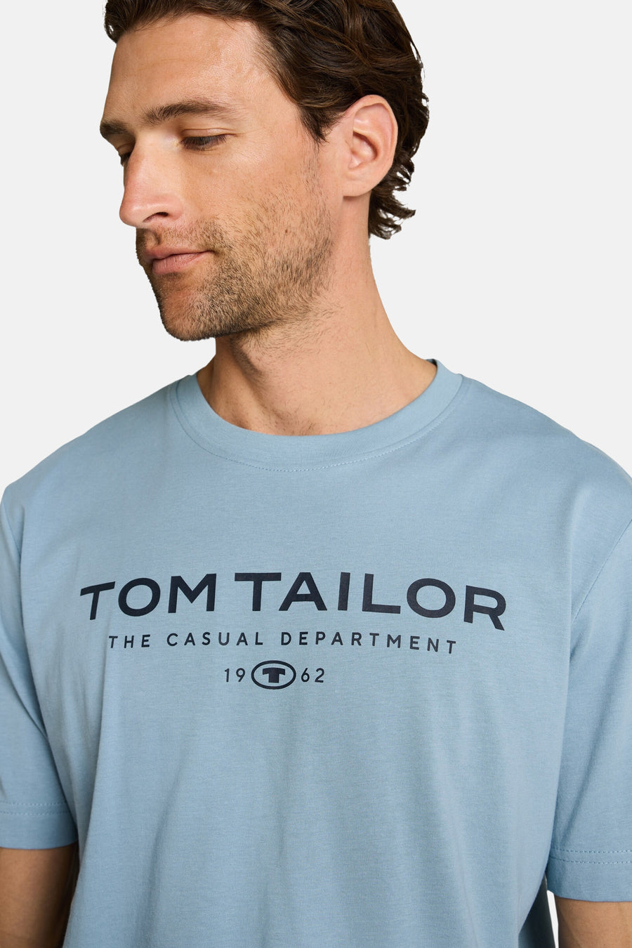 Blauwe T-shirt van Tom Tailor met zwarte grafische print "TOM TAILOR THE CASUAL DEPARTMENT 19 T 62".