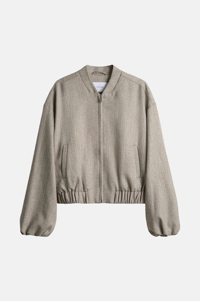Veste courte beige d'OPUS, avec fermeture éclair et poches, texture à chevrons.