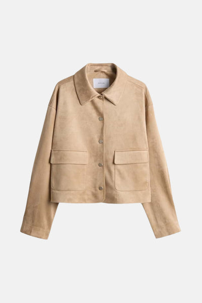 Veste courte beige d'OPUS avec poches plaquées et fermeture boutonnée.