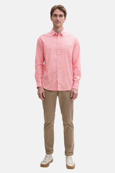 Koraalkleurig overhemd met lange mouwen van Tom Tailor, met geometrisch patroon en gedragen met een beige chino.