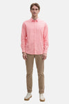 Koraalkleurig overhemd met lange mouwen van Tom Tailor, met geometrisch patroon en gedragen met een beige chino.