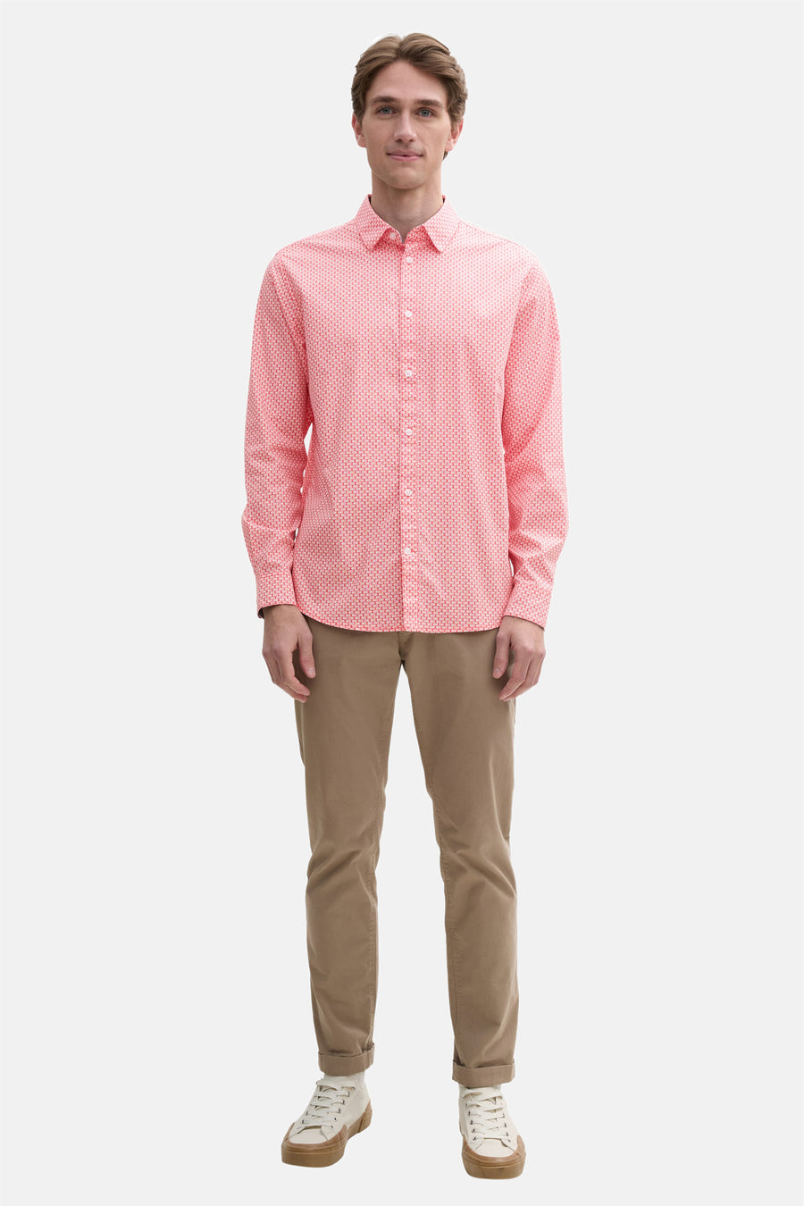 Koraalkleurig overhemd met lange mouwen van Tom Tailor, met geometrisch patroon en gedragen met een beige chino.