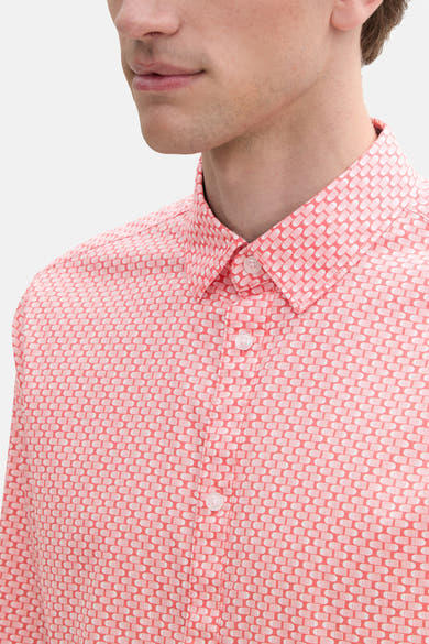 Koraalkleurig overhemd met lange mouwen van Tom Tailor met geometrisch patroon, knoopkraag en klassieke pasvorm.