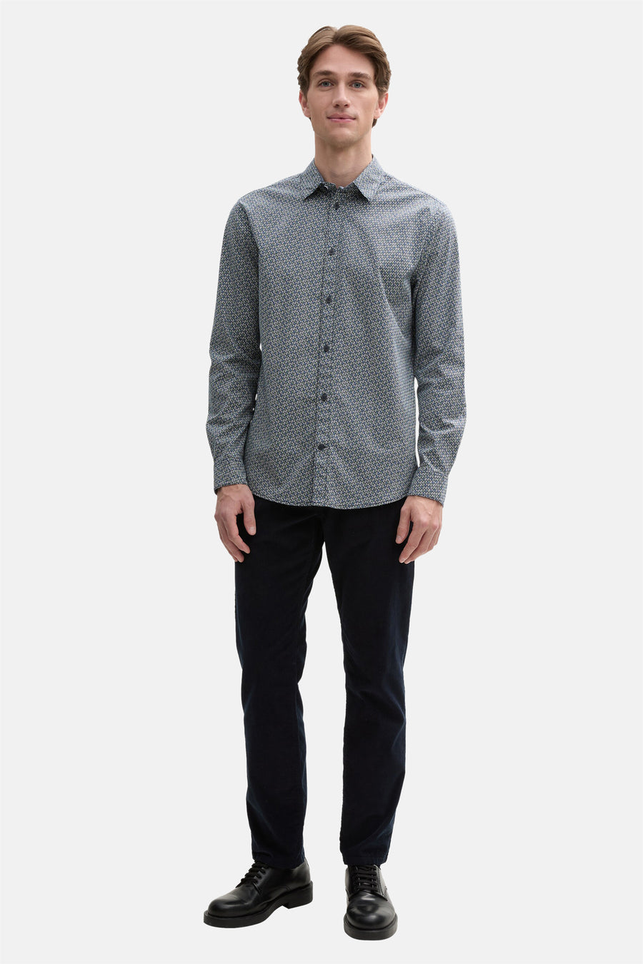 Blauw overhemd met lange mouwen van Tom Tailor met geometrisch patroon gedragen met een zwarte broek en schoenen.