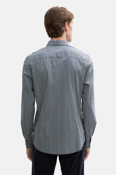 Blauw overhemd met lange mouwen van Tom Tailor, met geometrisch patroon op een witte achtergrond, achterzijde.
