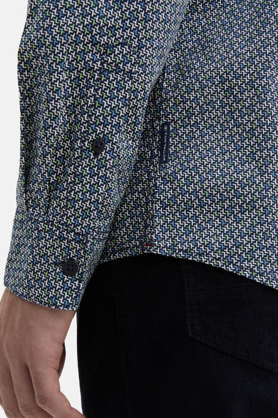 Blauw overhemd met lange mouwen van Tom Tailor, met blauw, wit en groen geometrisch patroon en stikseldetails.